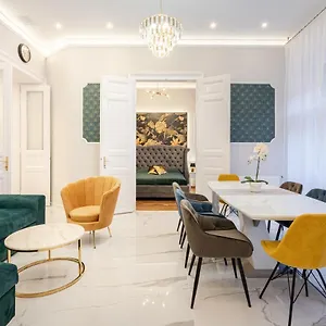 Appartamento Premium Art Deco At Broadway // 4bdr & 3br, Budapest